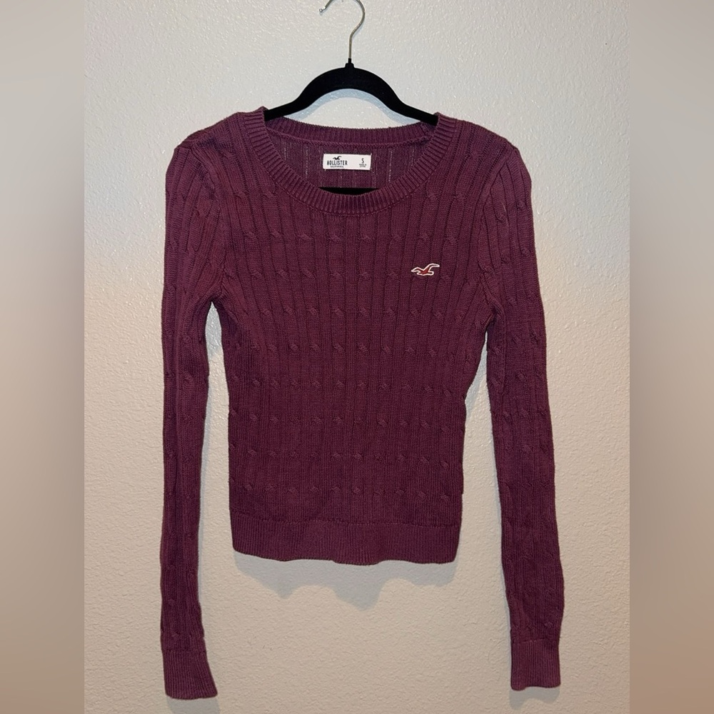Hollister Sweater barely worn black collar